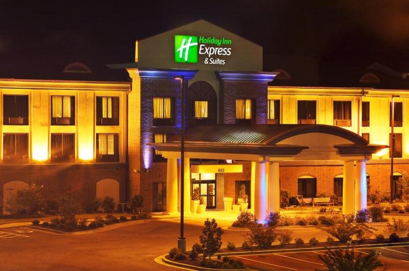 King Suite at Holiday Inn Express Hotel & Suites Dyersburg by IHG