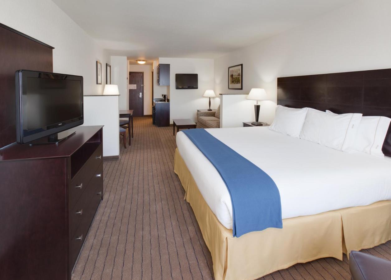 King Suite - Non-Smoking at Holiday Inn Express & Suites Omaha I-80 by IHG