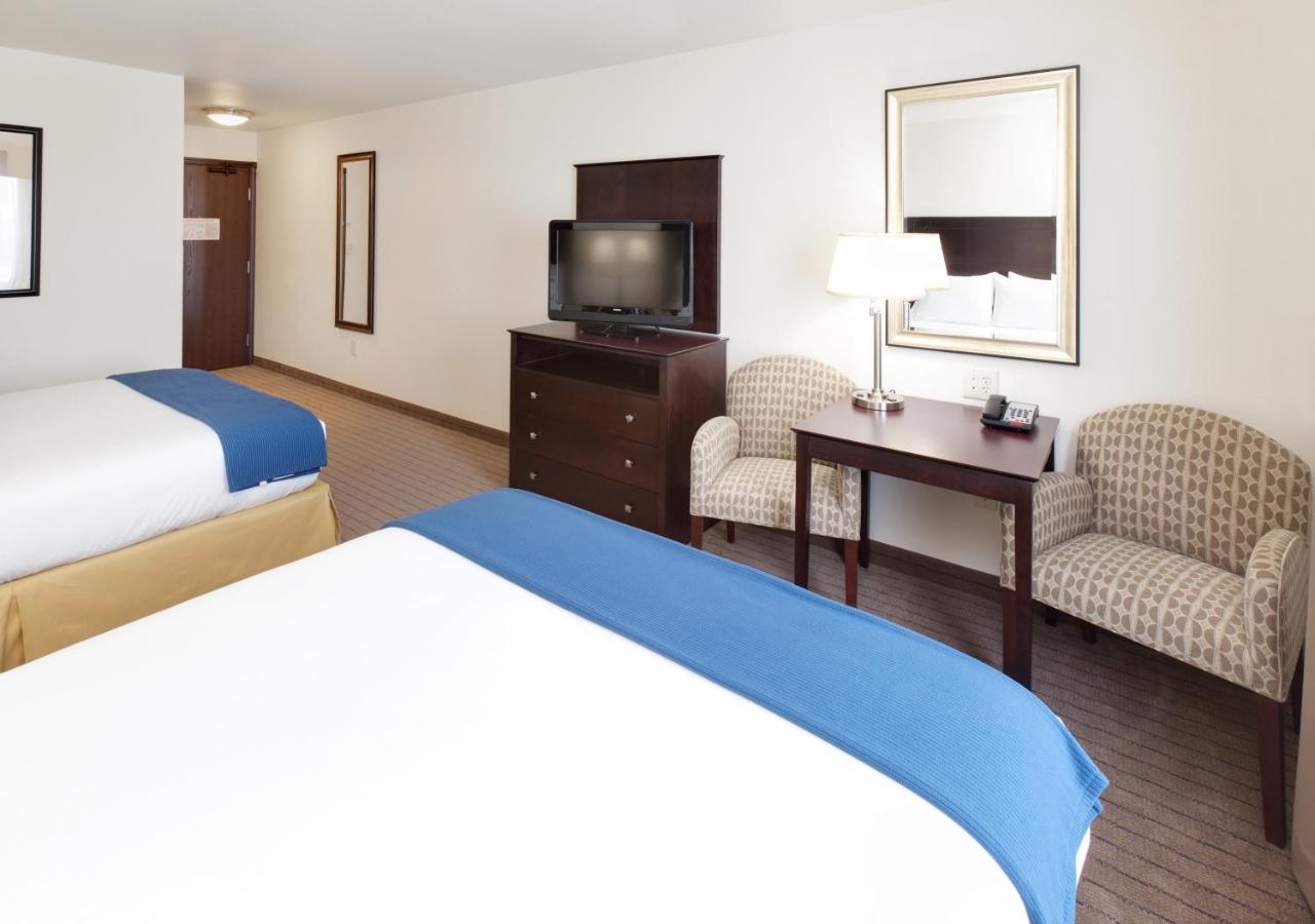 Standard Queen Room at Holiday Inn Express & Suites Omaha I-80 by IHG