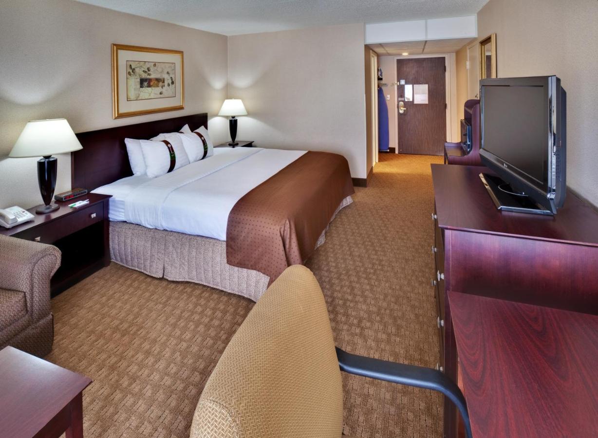 King Room - Non-Smoking at Ramada by Wyndham Midtown Grand Island