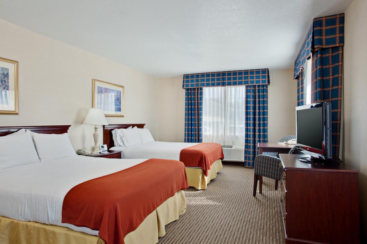 Queen Room with Two Queen Beds at Holiday Inn Express Hotel & Suites Jackson by IHG