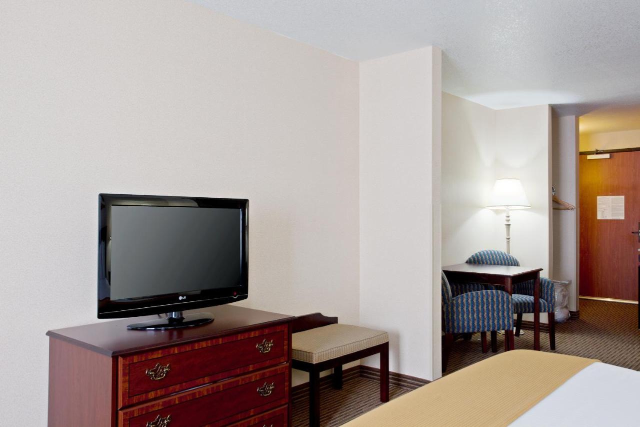 Queen Room with Two Queen Beds at Holiday Inn Express Hotel & Suites Jackson by IHG