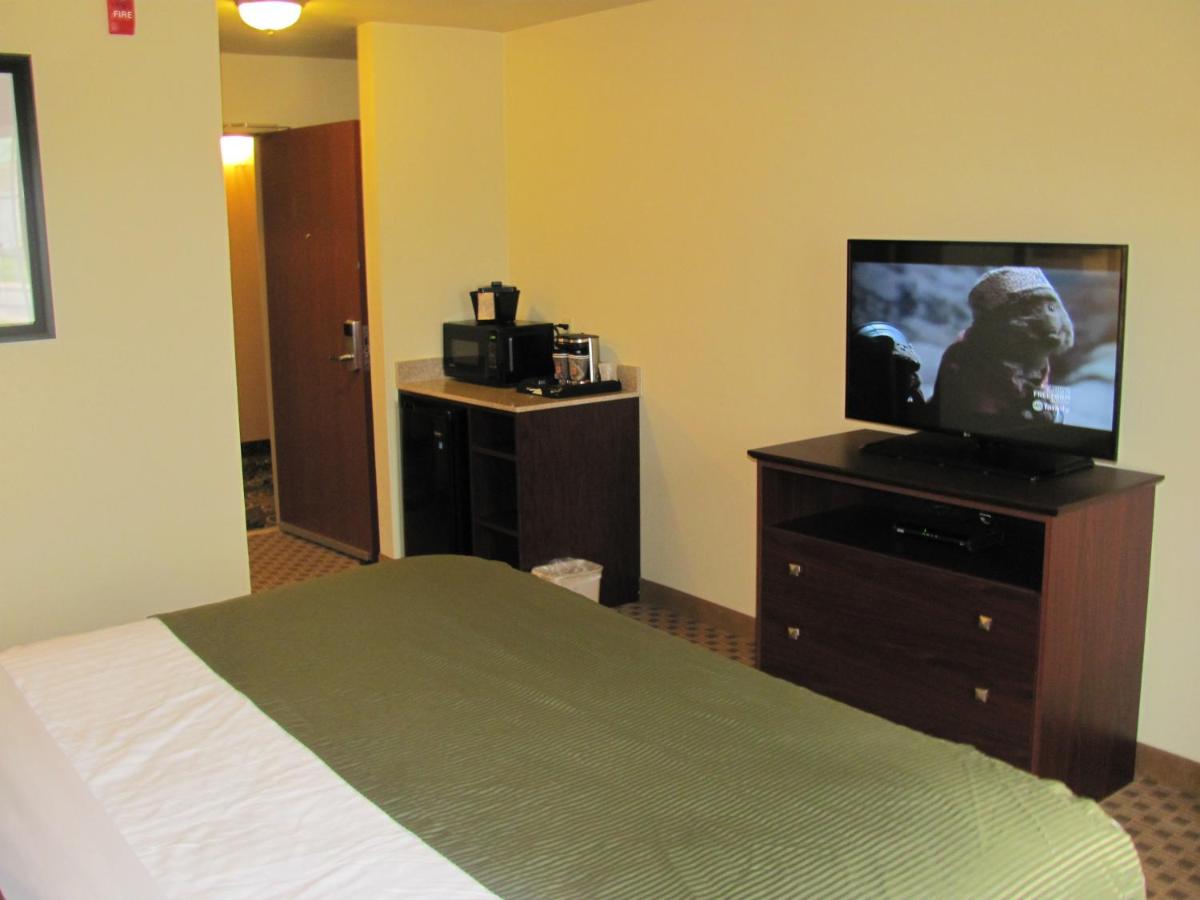 Deluxe King Room at Cobblestone Inn & Suites - Ambridge
