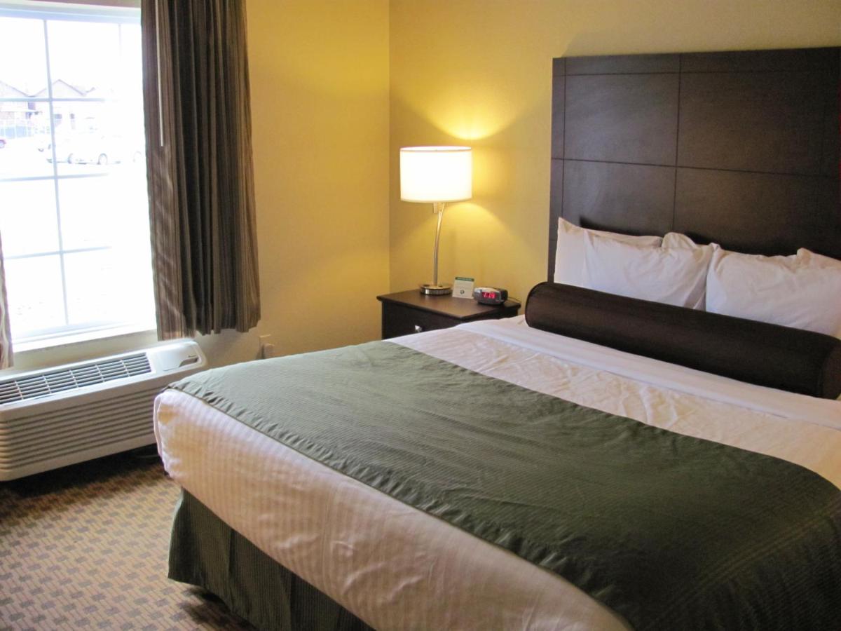 Deluxe King Room at Cobblestone Inn & Suites - Ambridge