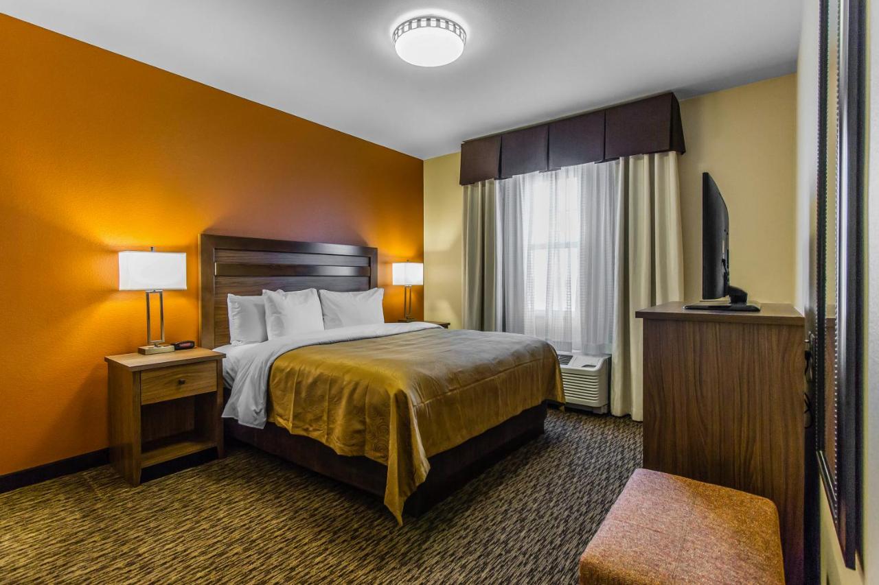 King Suite at MainStay Suites Watford City - Event Center