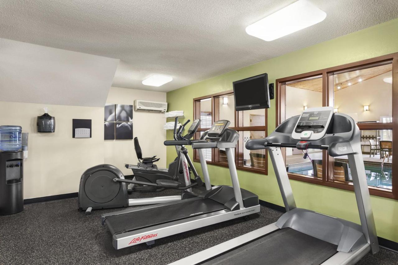 King Room at Country Inn & Suites by Radisson, Ames, IA