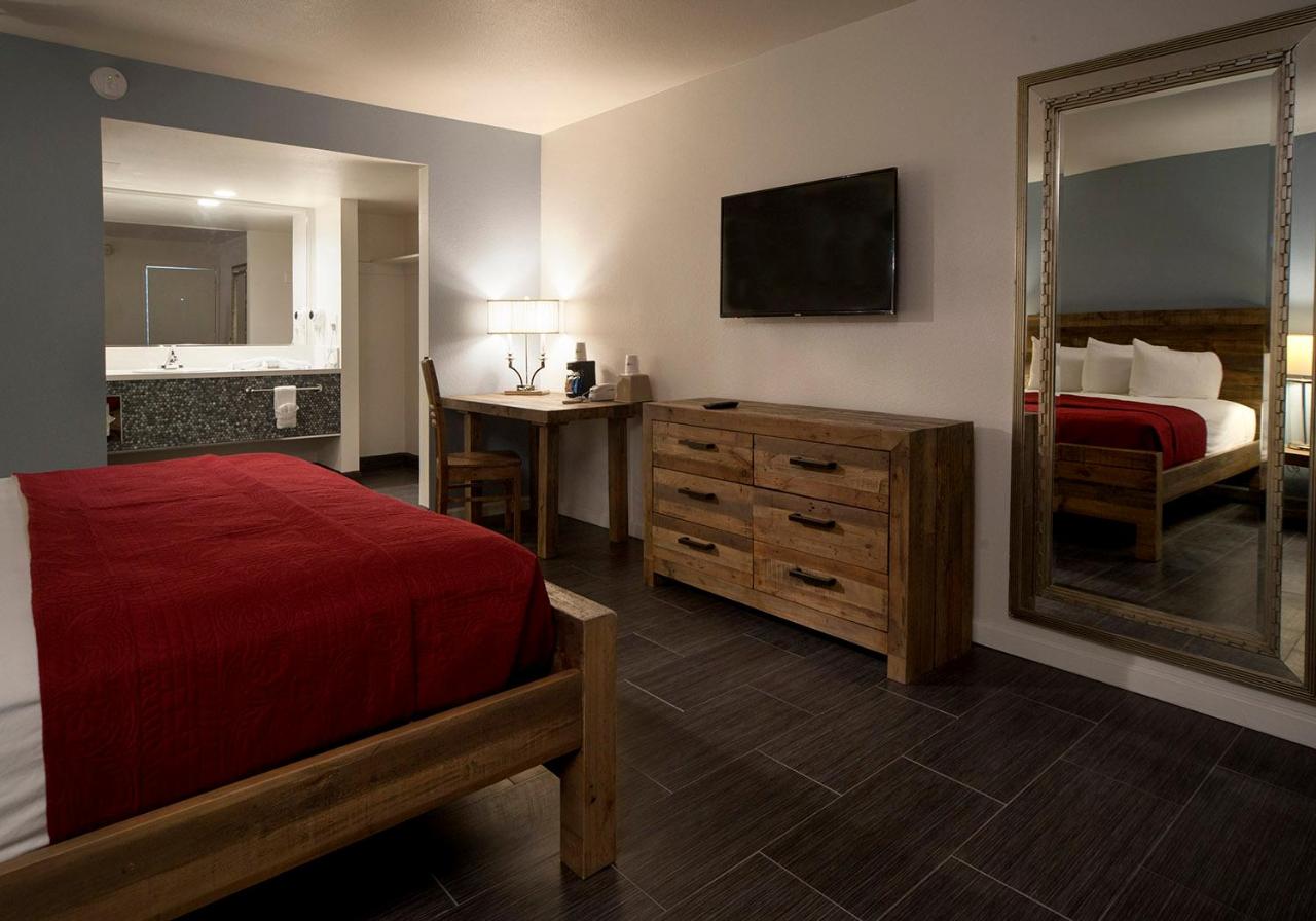 Single King room accessible at Thunderbird Hotel