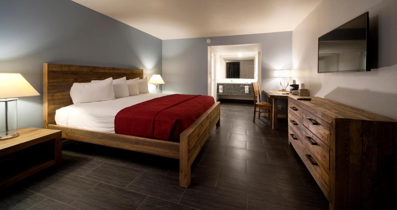 Single King room accessible at Thunderbird Hotel