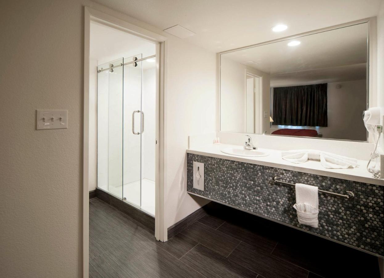 Junior Suite at Thunderbird Hotel