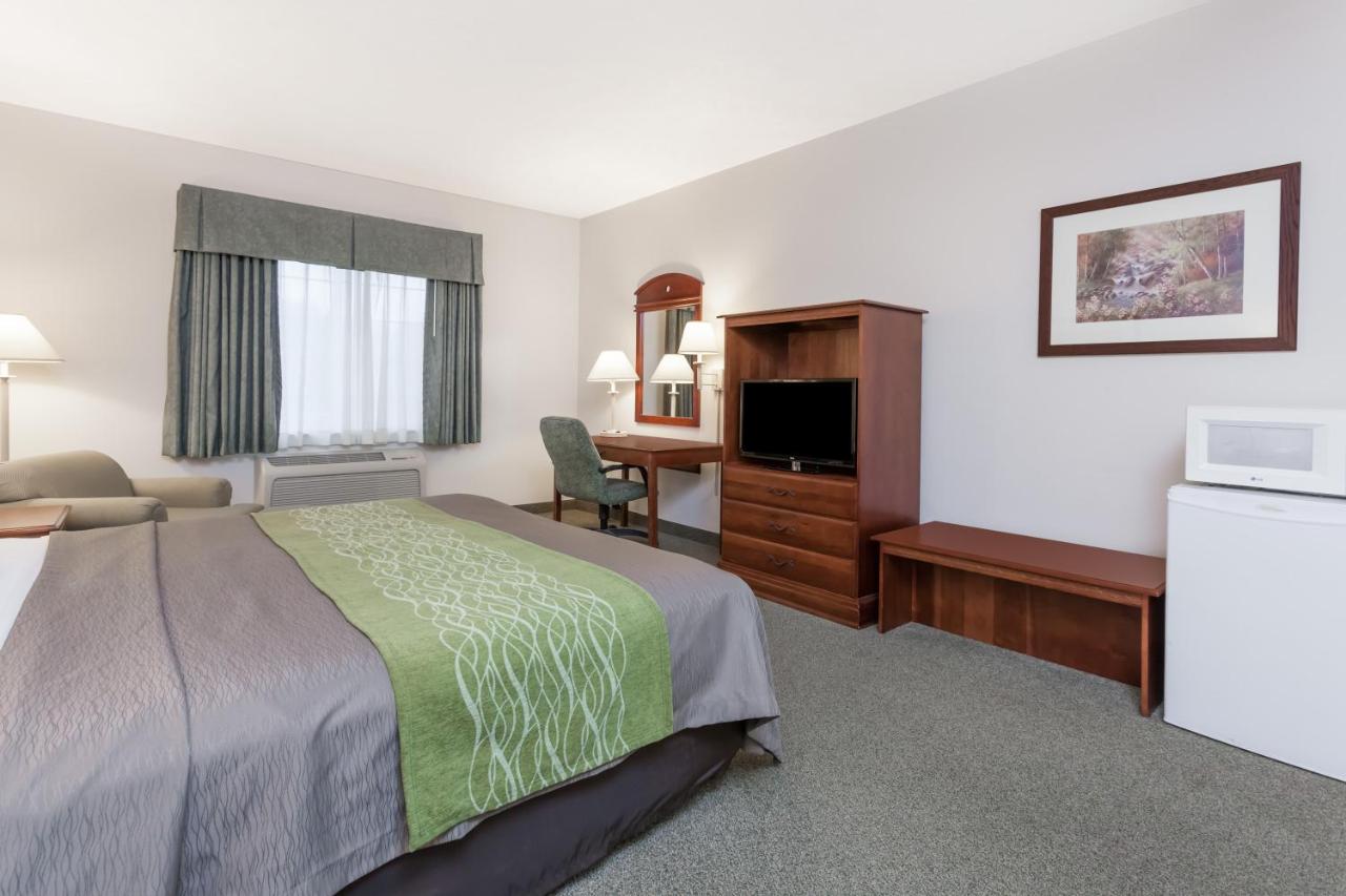 King Room - Non-Smoking at Days Inn by Wyndham Pentwater