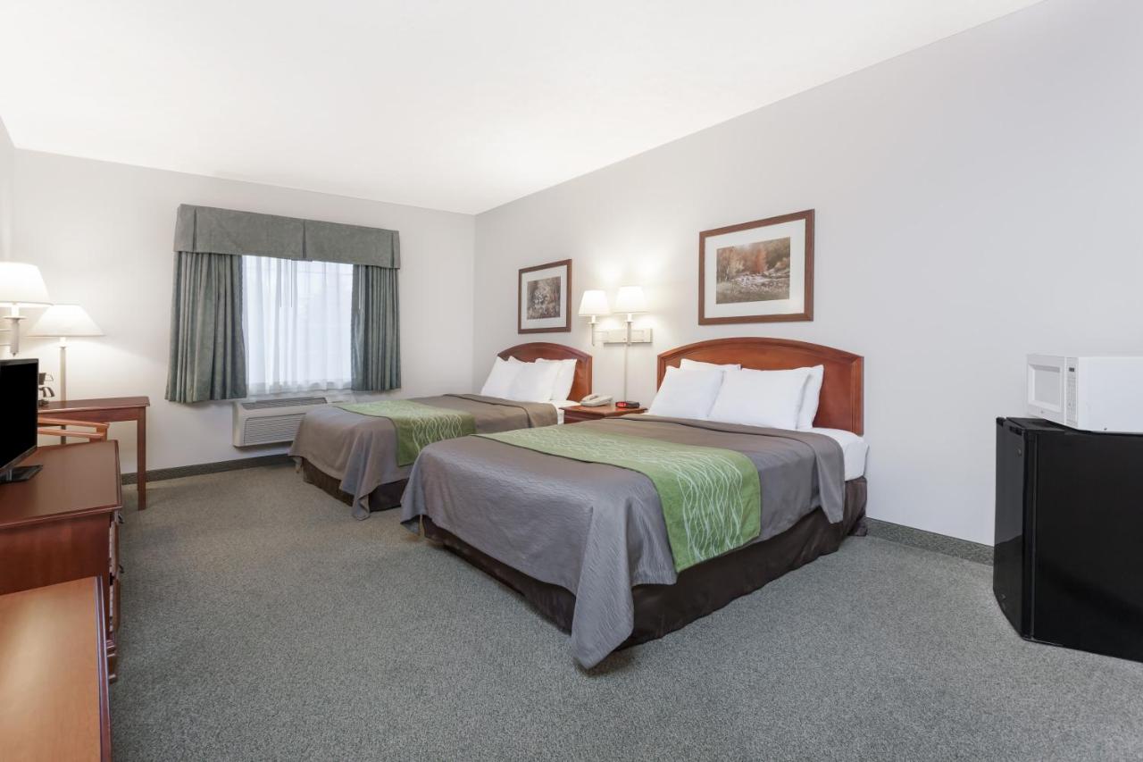 Deluxe Queen Suite - Non-Smoking at Days Inn by Wyndham Pentwater