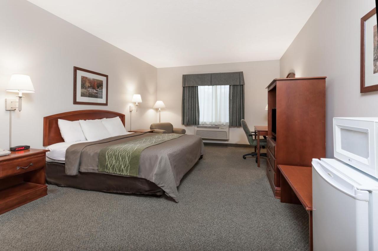 King Room - Non-Smoking at Days Inn by Wyndham Pentwater