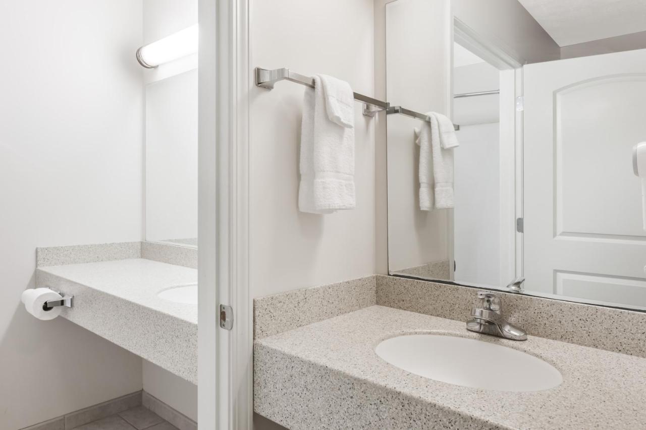 Deluxe Queen Suite - Non-Smoking at Days Inn by Wyndham Pentwater
