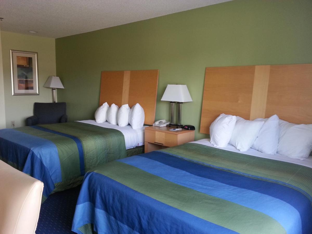 Queen Guest Room at Park Inn by Radisson Albany, GA