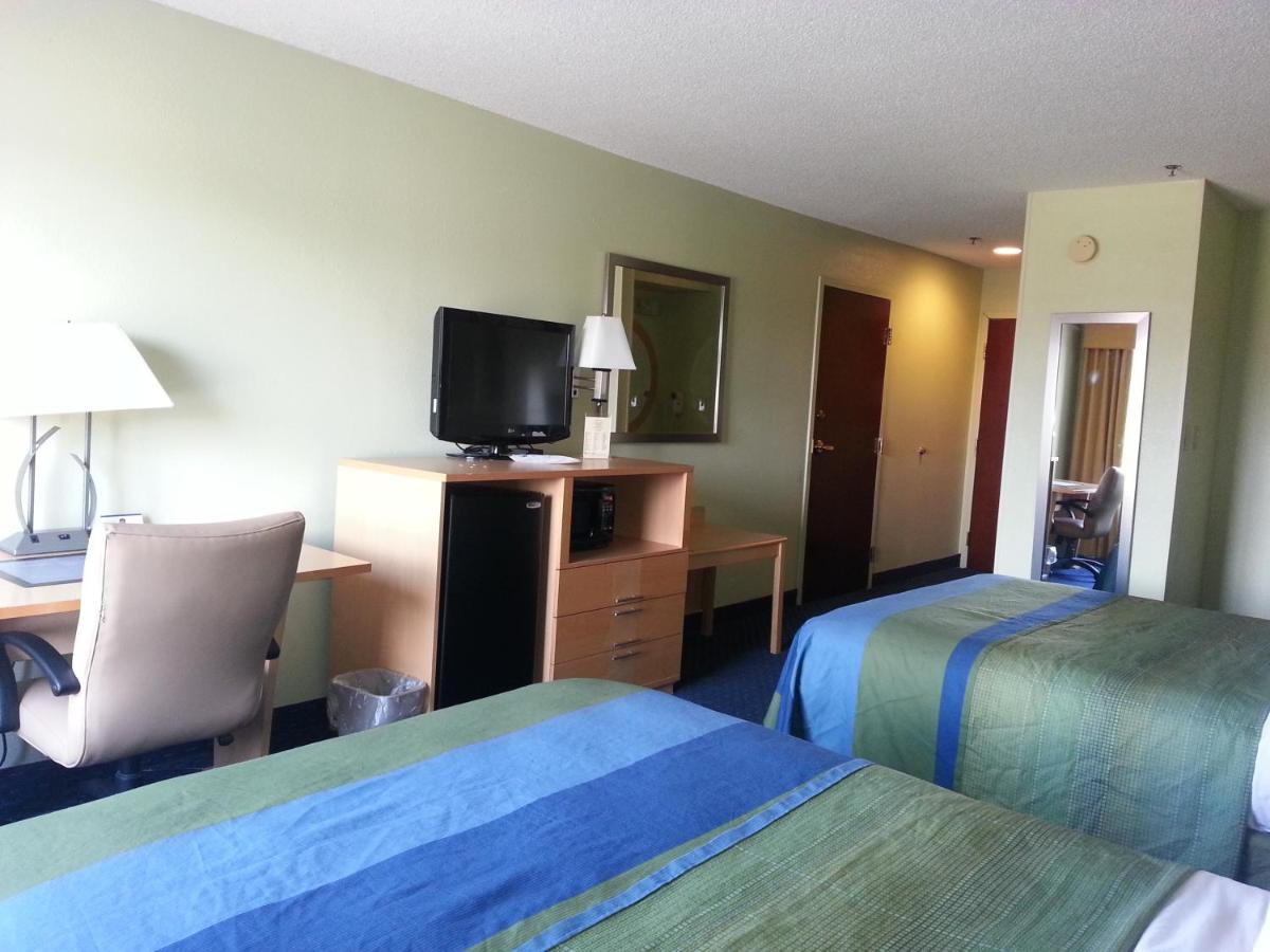 Queen Guest Room at Park Inn by Radisson Albany, GA