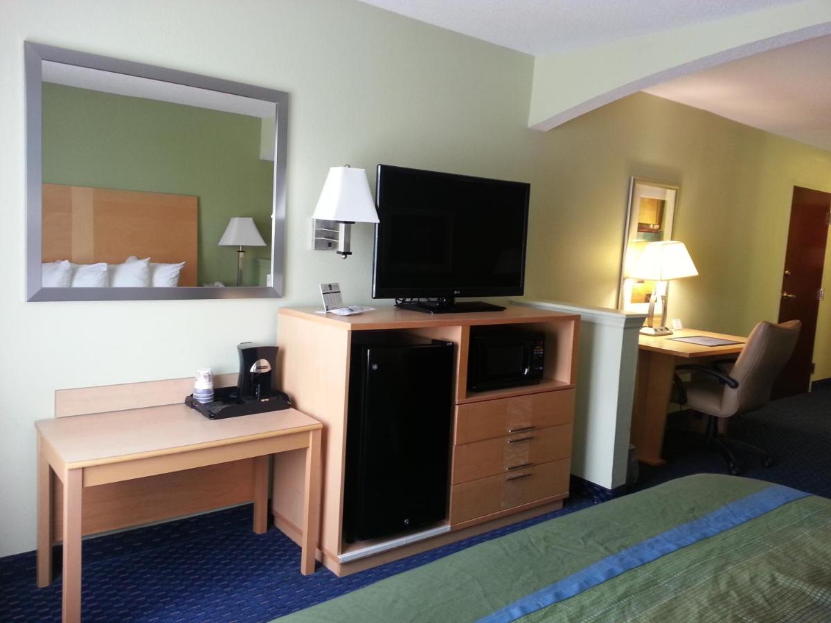 King Guest Room at Park Inn by Radisson Albany, GA