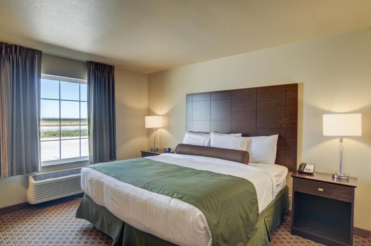Deluxe King Room at Cobblestone Inn & Suites - Oberlin