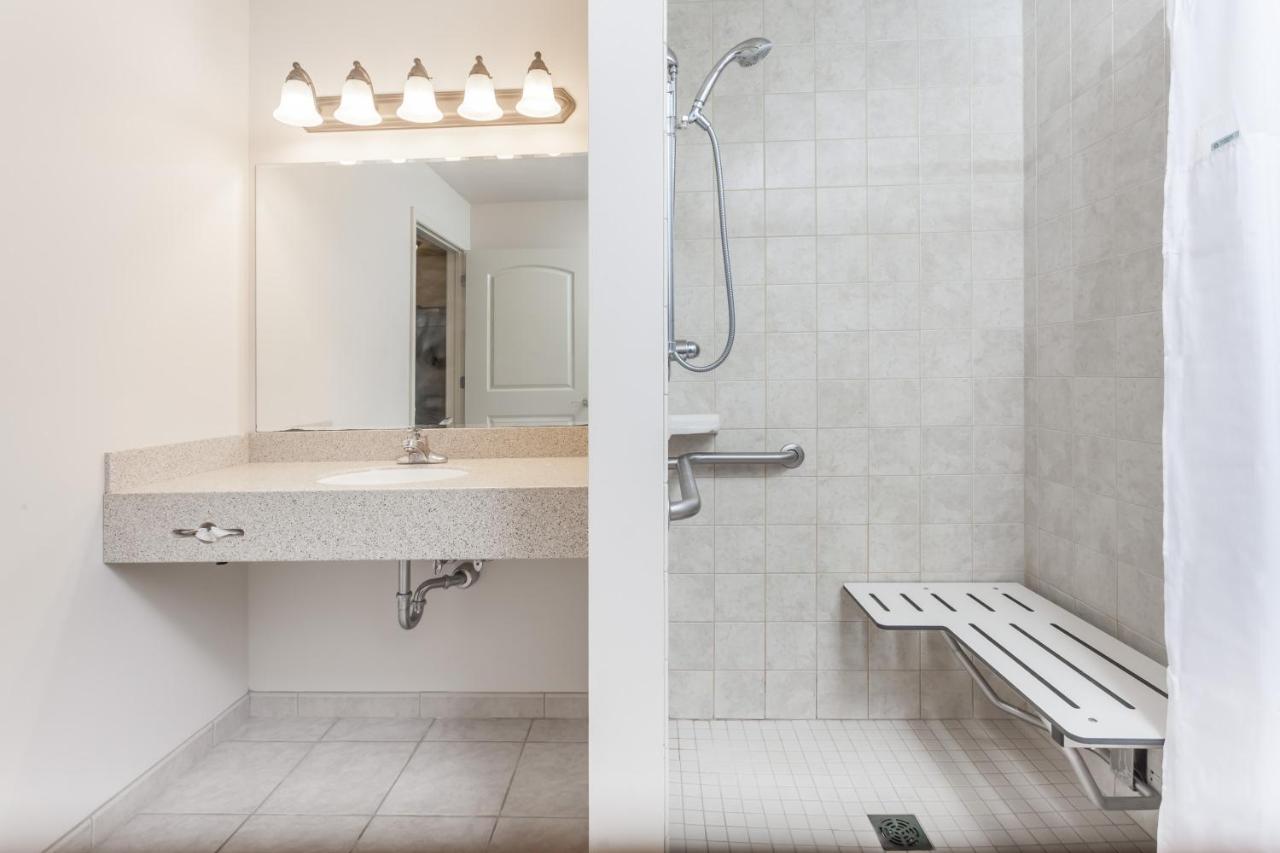 Deluxe Queen Room - Disability Access/Non-Smoking at Days Inn by Wyndham Pentwater