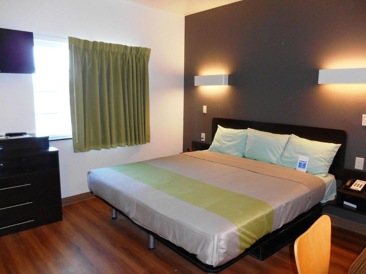 King Room - Non-Smoking at Super 8 by Wyndham Kenedy