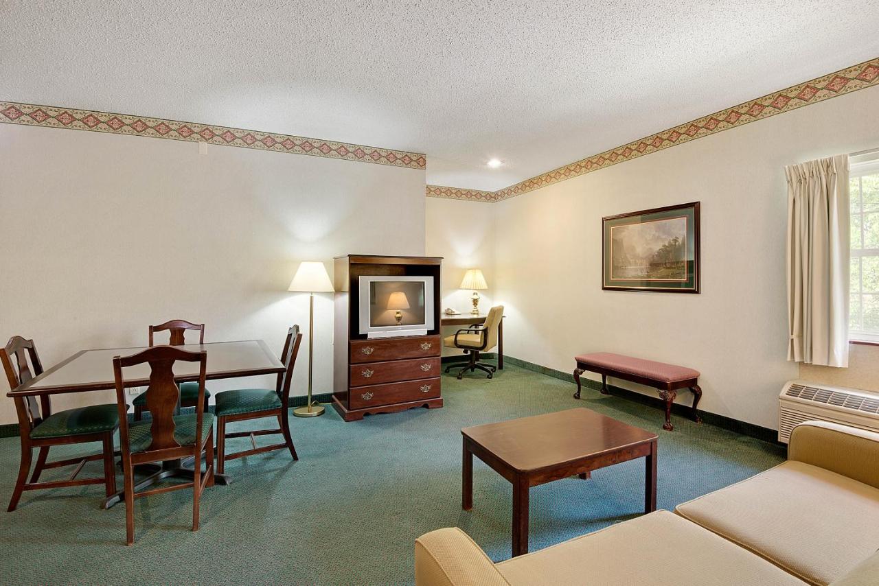 Deluxe King Suite at Days Inn by Wyndham Lisbon