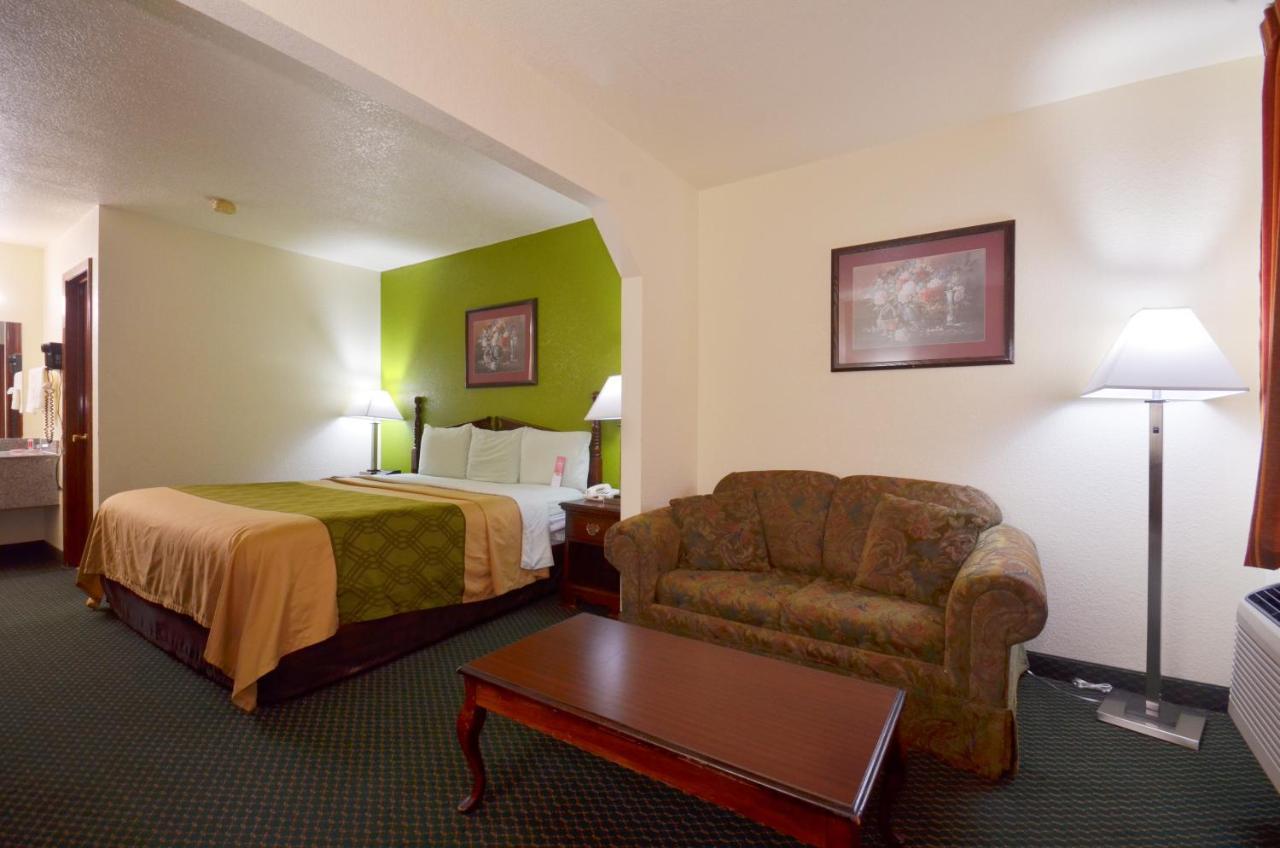 King Suite - Non-Smoking at Econo Lodge Inn & Suites Flowood - Jackson Northeast