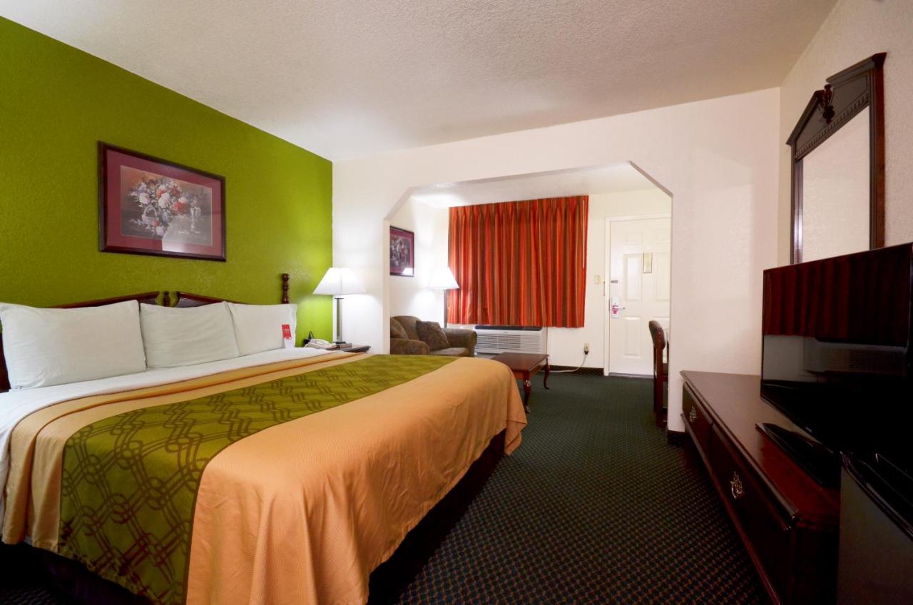 King Suite - Non-Smoking at Econo Lodge Inn & Suites Flowood - Jackson Northeast