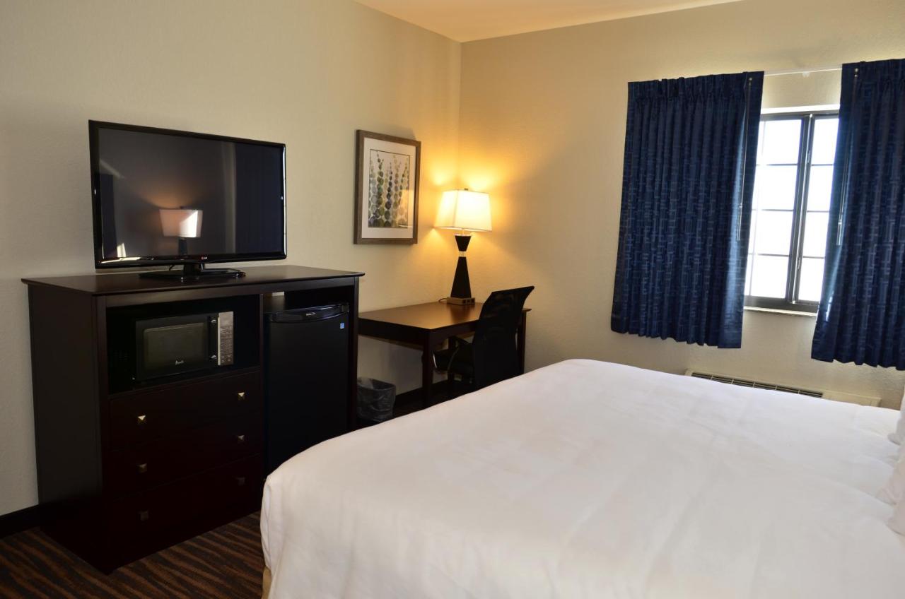 King Room - Disability Access at Cobblestone Inn & Suites - Holstein