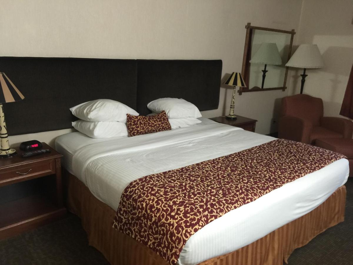 King Room - Non-Smoking at Ramada by Wyndham Barstow