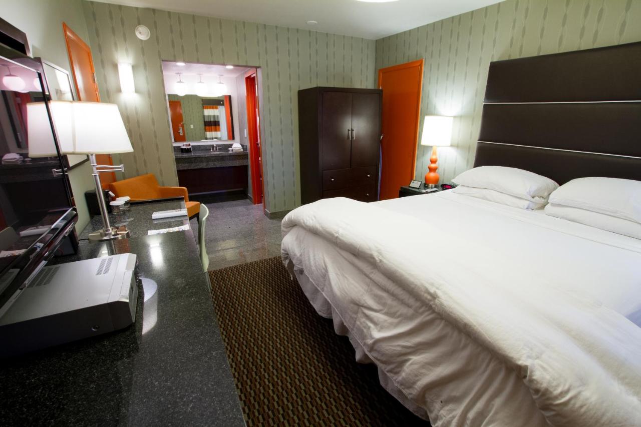 Deluxe King Room at Scottsdale Parkview Hotel