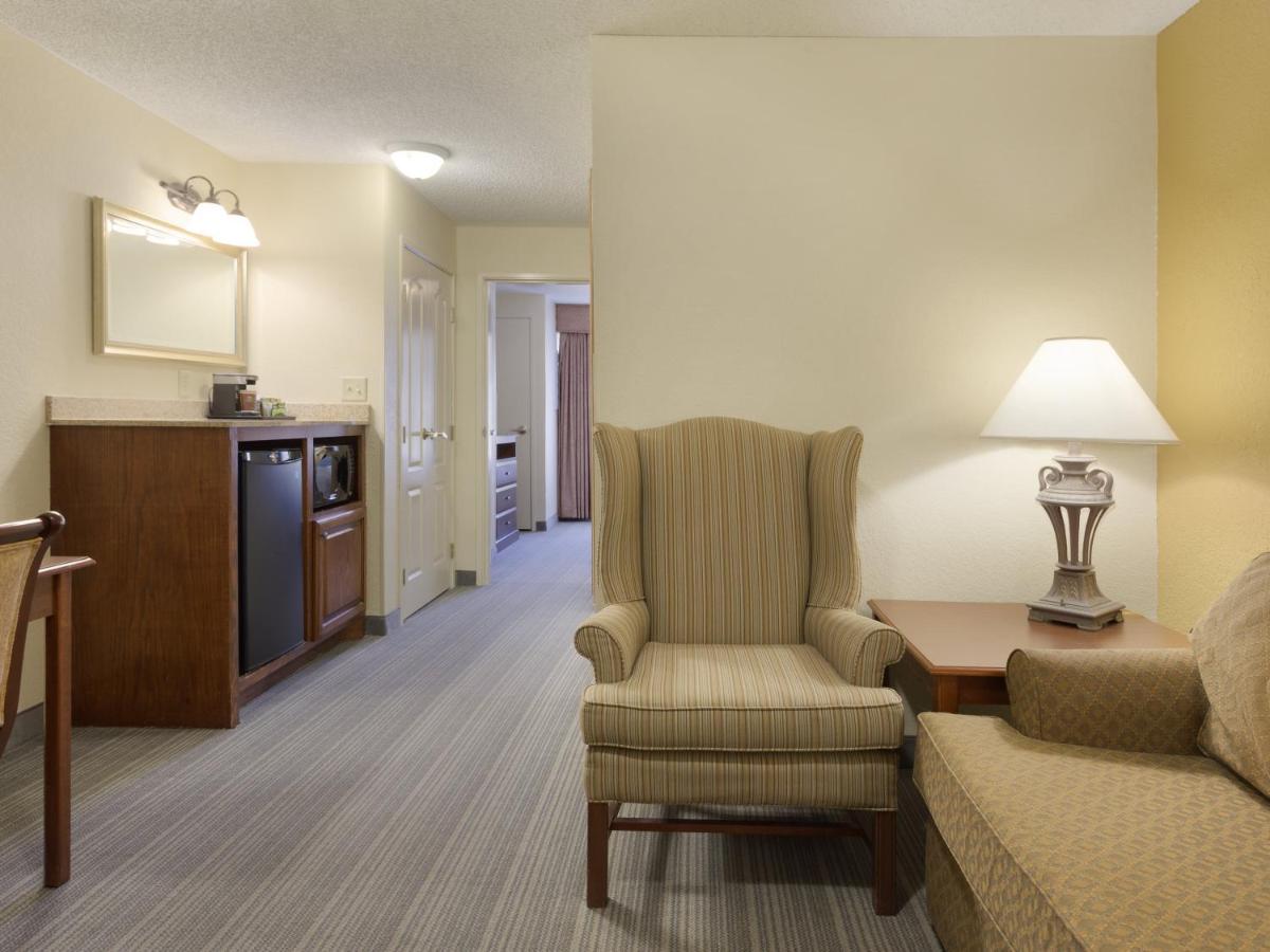 One-Bedroom Queen Suite at Country Inn & Suites by Radisson, Norman near University