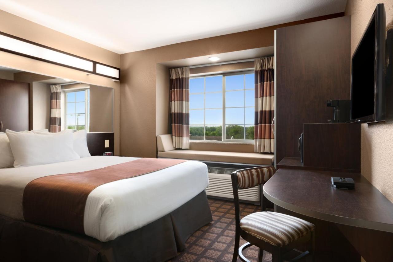 Queen Room - Non-Smoking at Microtel Inn & Suites by Wyndham Kenedy/Karnes City