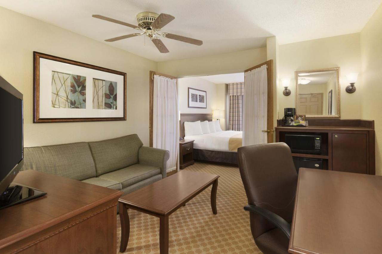 One-Bedroom King Suite - Non-Smoking at Willow Inn Suites Rochester