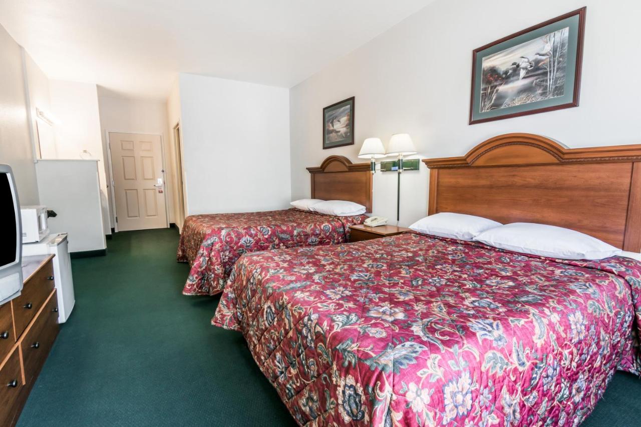 Queen Room with Two Queen Beds - Smoking at Super 8 by Wyndham Kountze Big Thicket Nat'l Pres Area