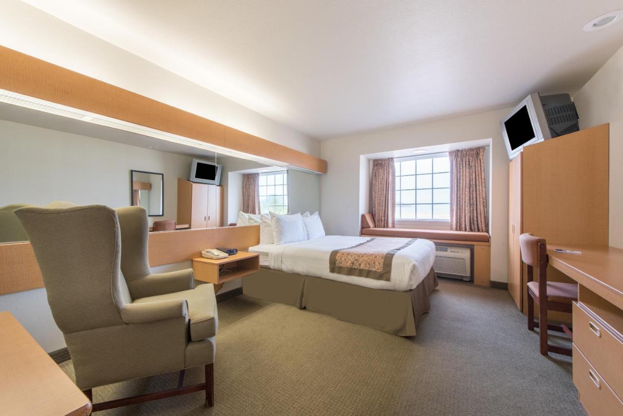 Queen Room - Non-Smoking at Microtel Inn & Suites by Wyndham Altus