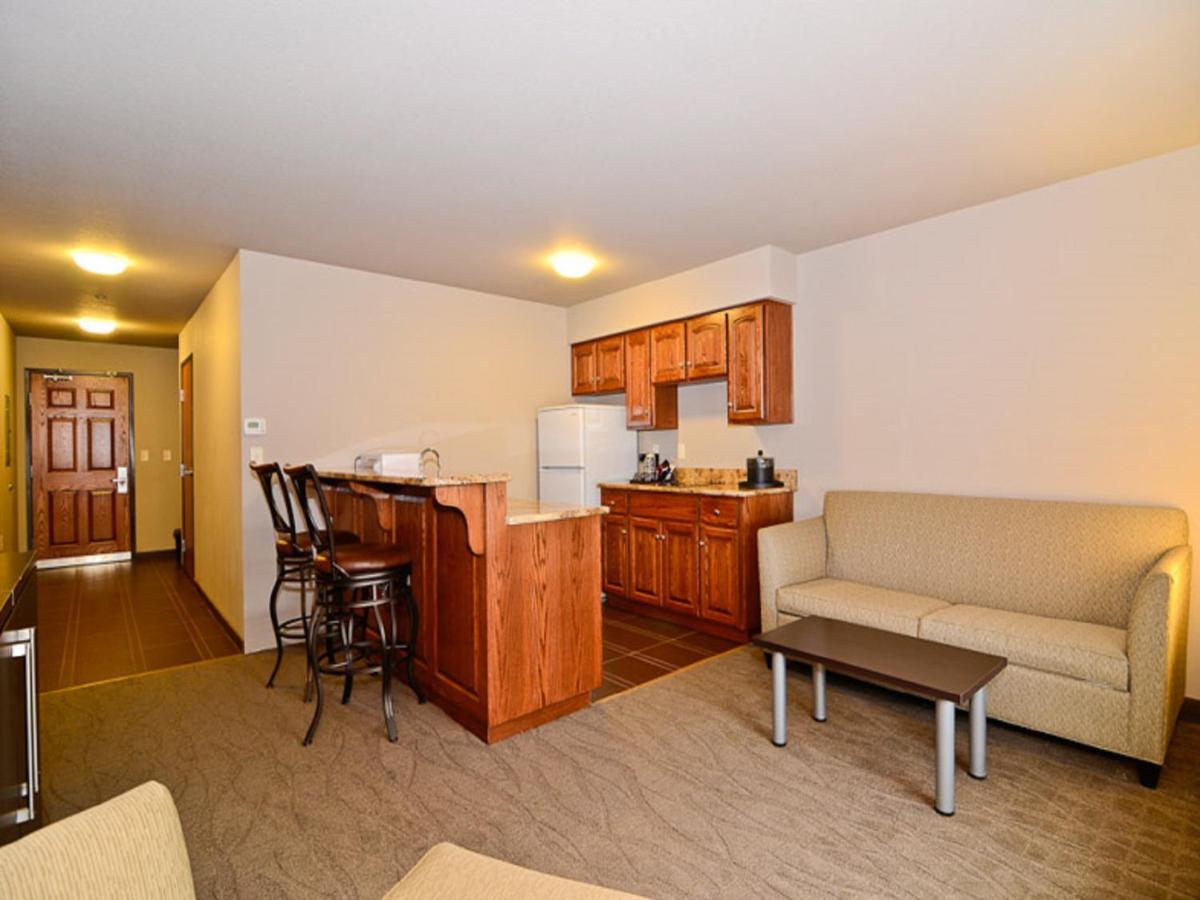 Deluxe King Suite at Astoria Hotel and Event Center
