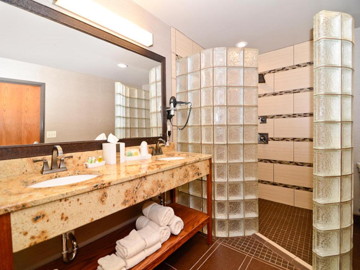 Deluxe King Suite at Astoria Hotel and Event Center