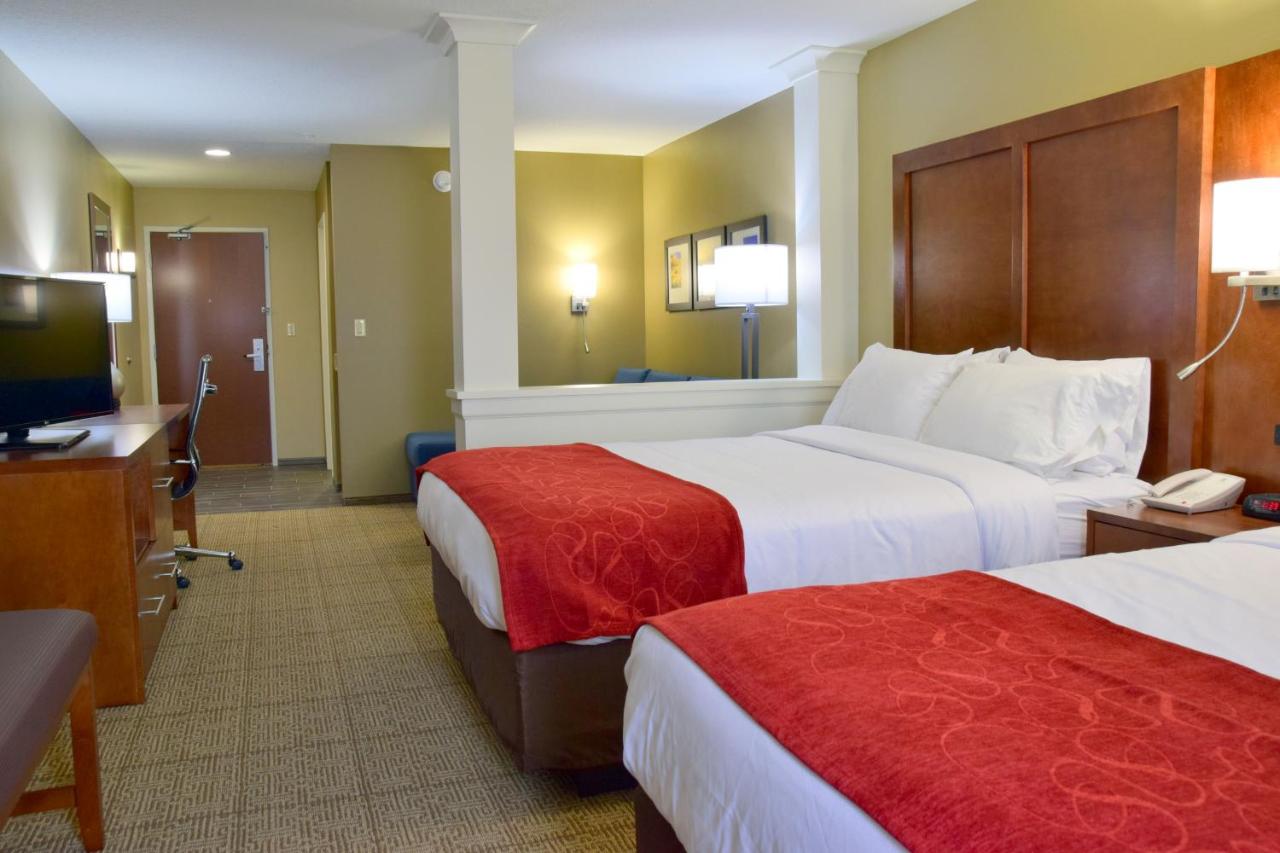 Queen Suite with Sofa Bed at Comfort Suites Dunnellon near Rainbow Springs