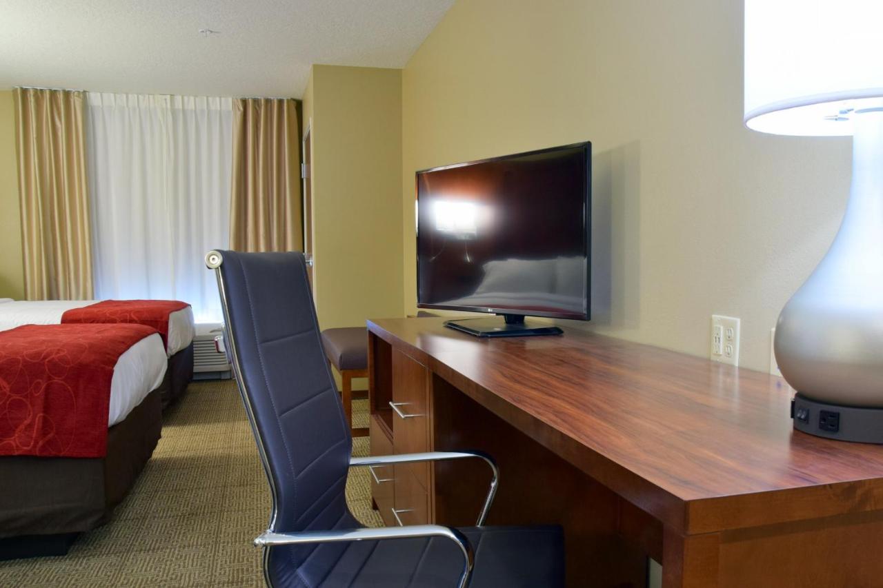 Queen Suite with Sofa Bed at Comfort Suites Dunnellon near Rainbow Springs