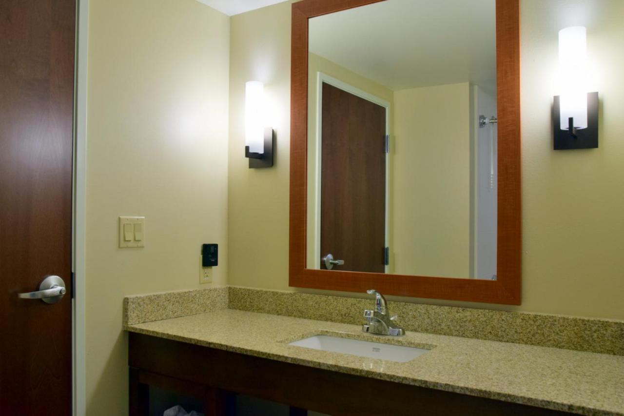 Queen Suite with Sofa Bed at Comfort Suites Dunnellon near Rainbow Springs