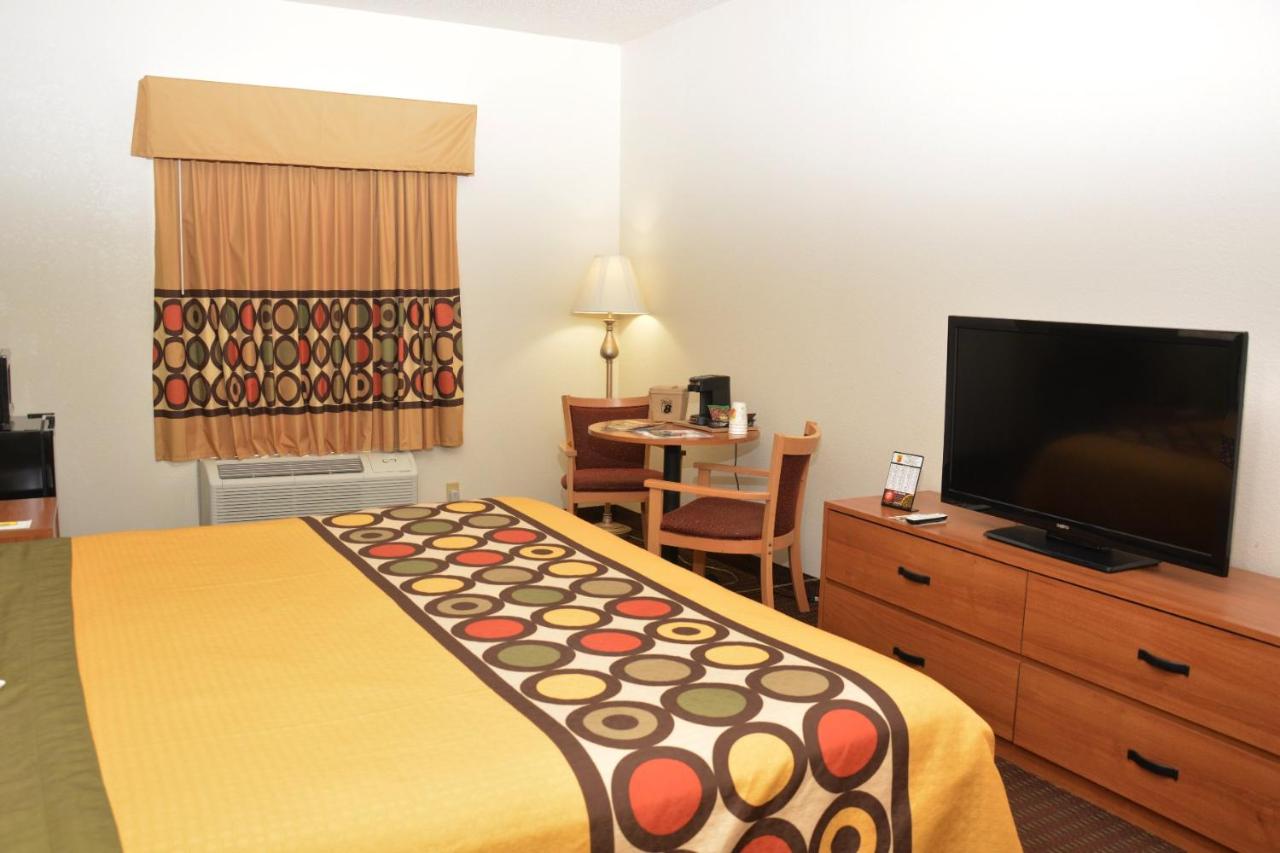 King Room - Non-Smoking at Super 8 by Wyndham Corydon