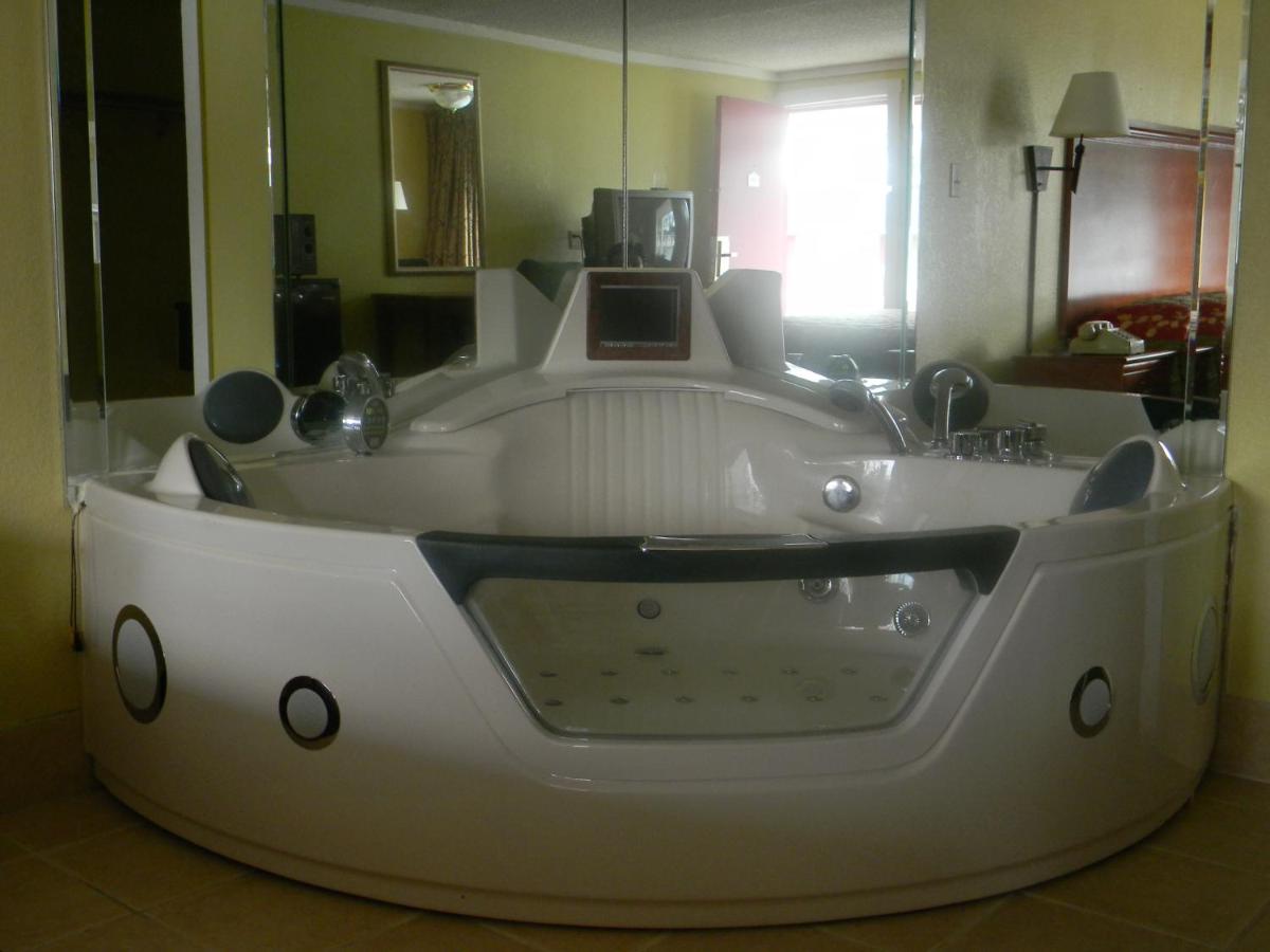 Suite with Spa Bath at Americas Best Value Inn Conyer