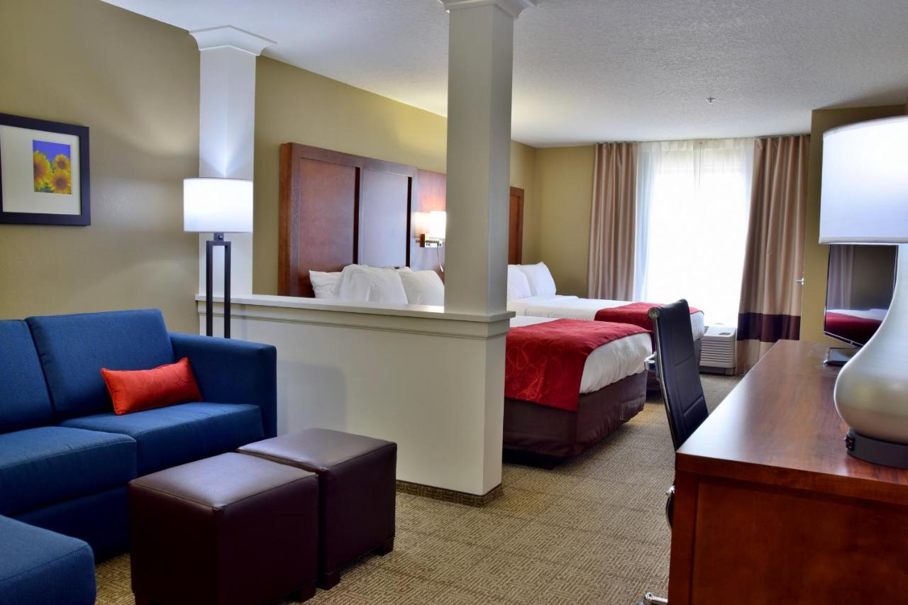 Queen Suite with Sofa Bed at Comfort Suites Dunnellon near Rainbow Springs