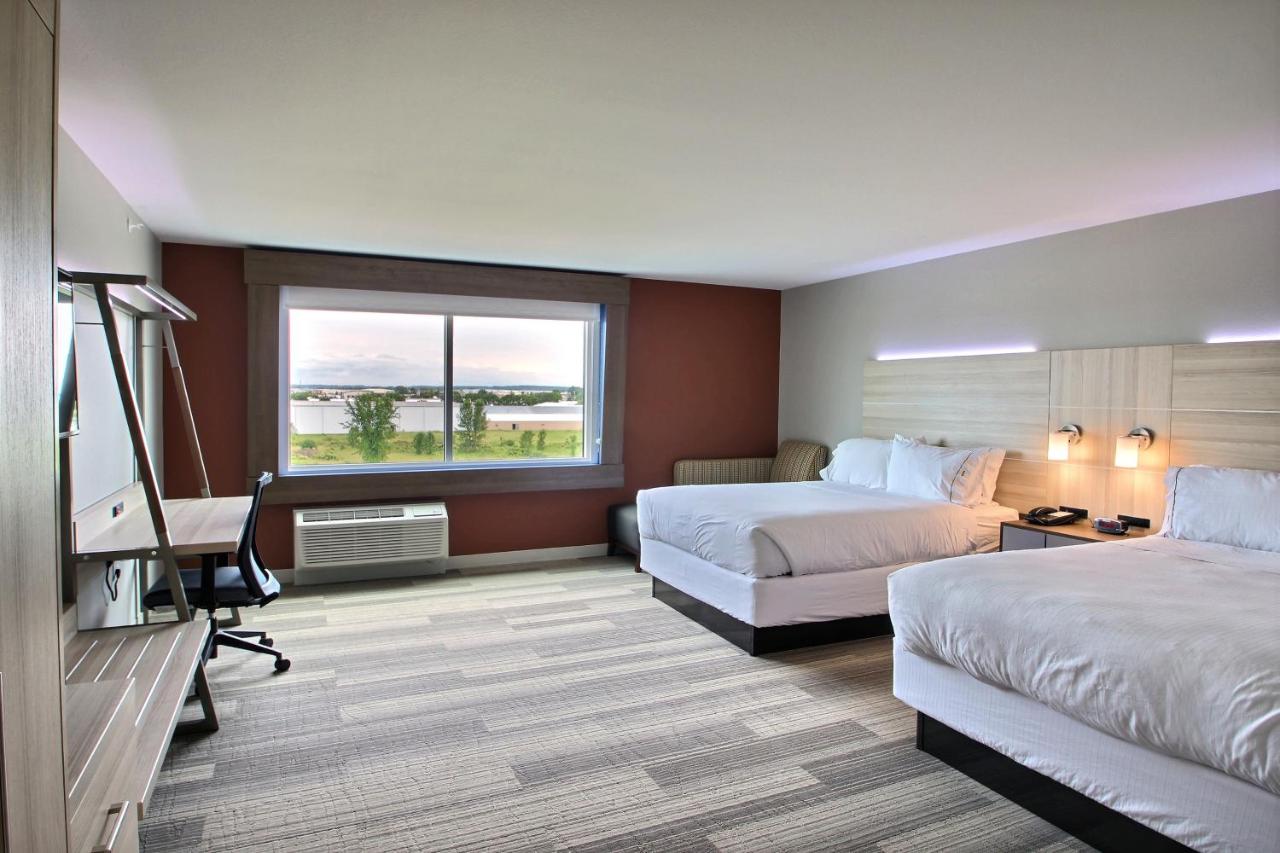 Double Suite - Disability Access Tub/Non-Smoking at Holiday Inn Express & Suites Fond Du Lac by IHG