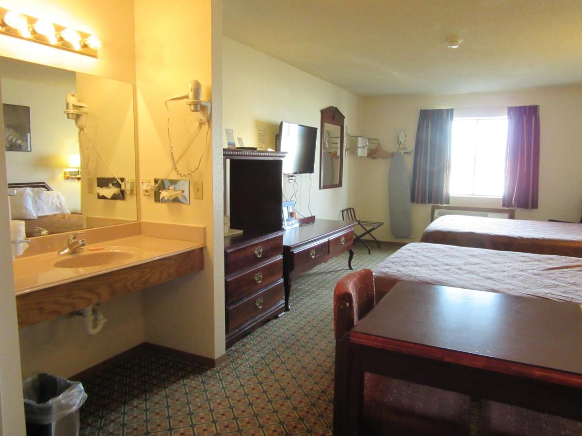 Queen Suite with Two Queen Beds and Kitchen - Non-Smoking at Howard Johnson by Wyndham Wichita Airport