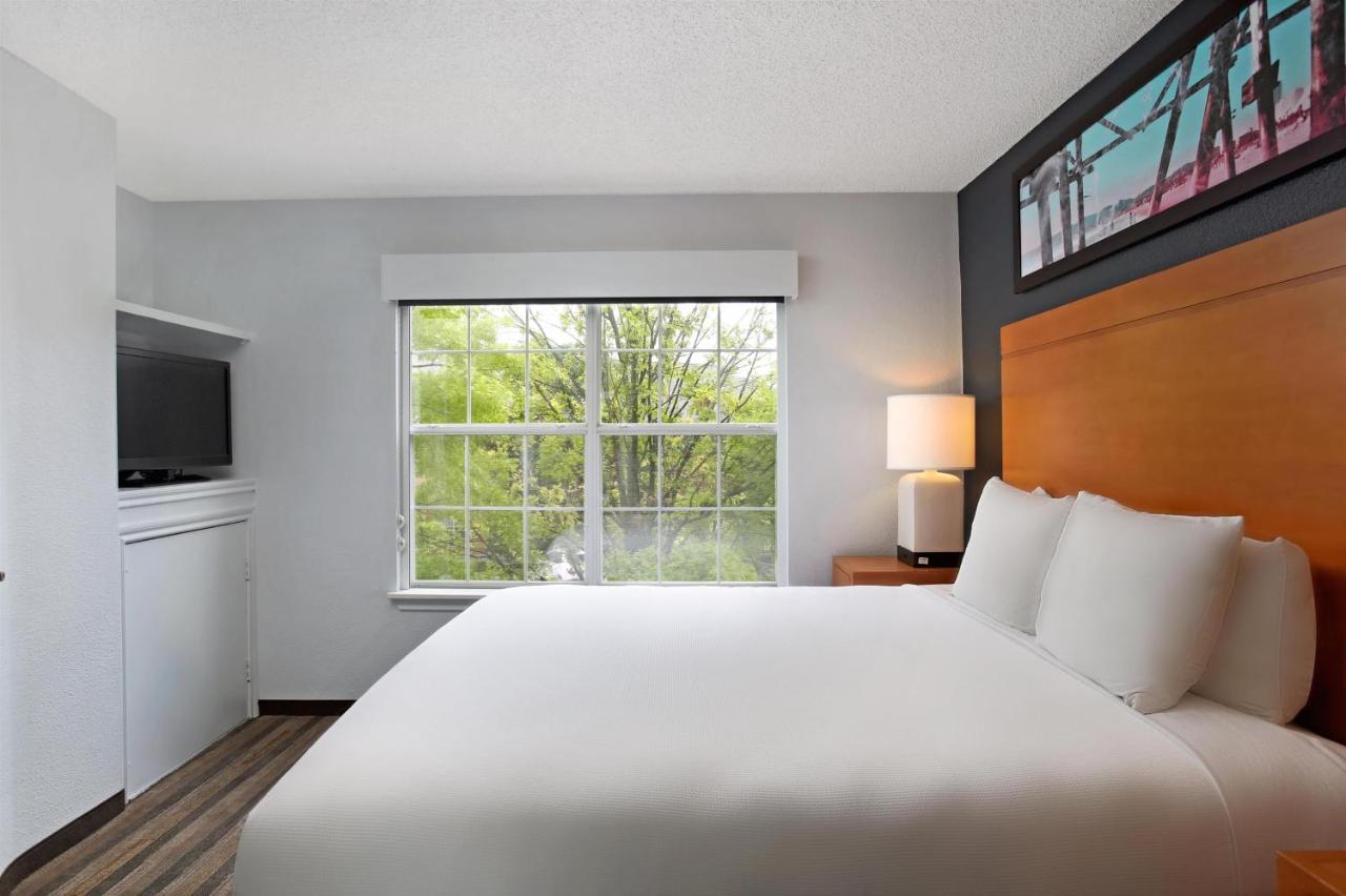 One-Bedroom Suite at HYATT house Austin/Arboretum
