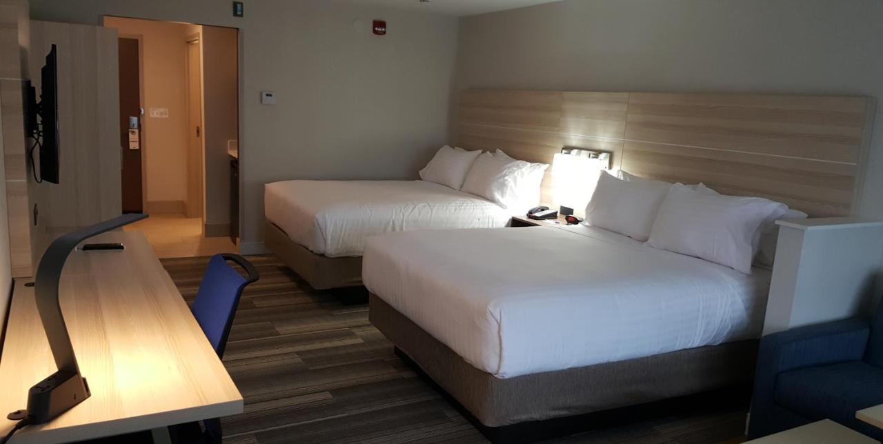 Queen Suite at Holiday Inn Express & Suites Toledo West by IHG