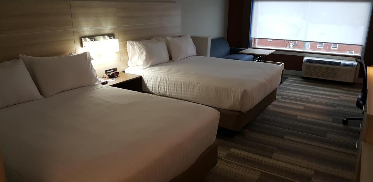 Queen Suite at Holiday Inn Express & Suites Toledo West by IHG