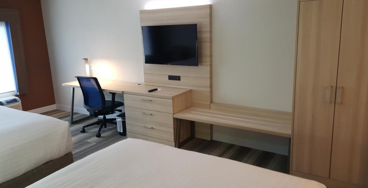 Queen Suite at Holiday Inn Express & Suites Toledo West by IHG