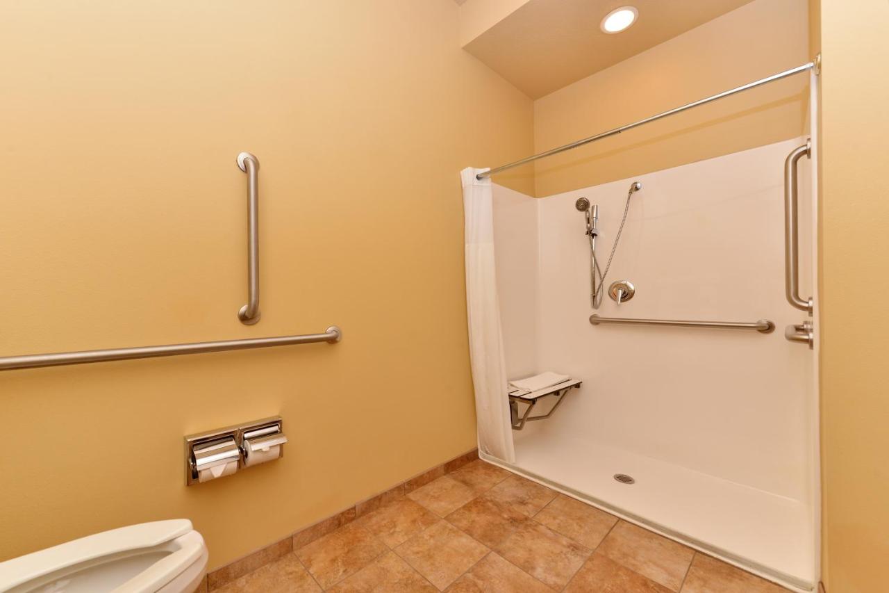 Suite with Whirlpool - Disability Access at Arbuckle Lodge