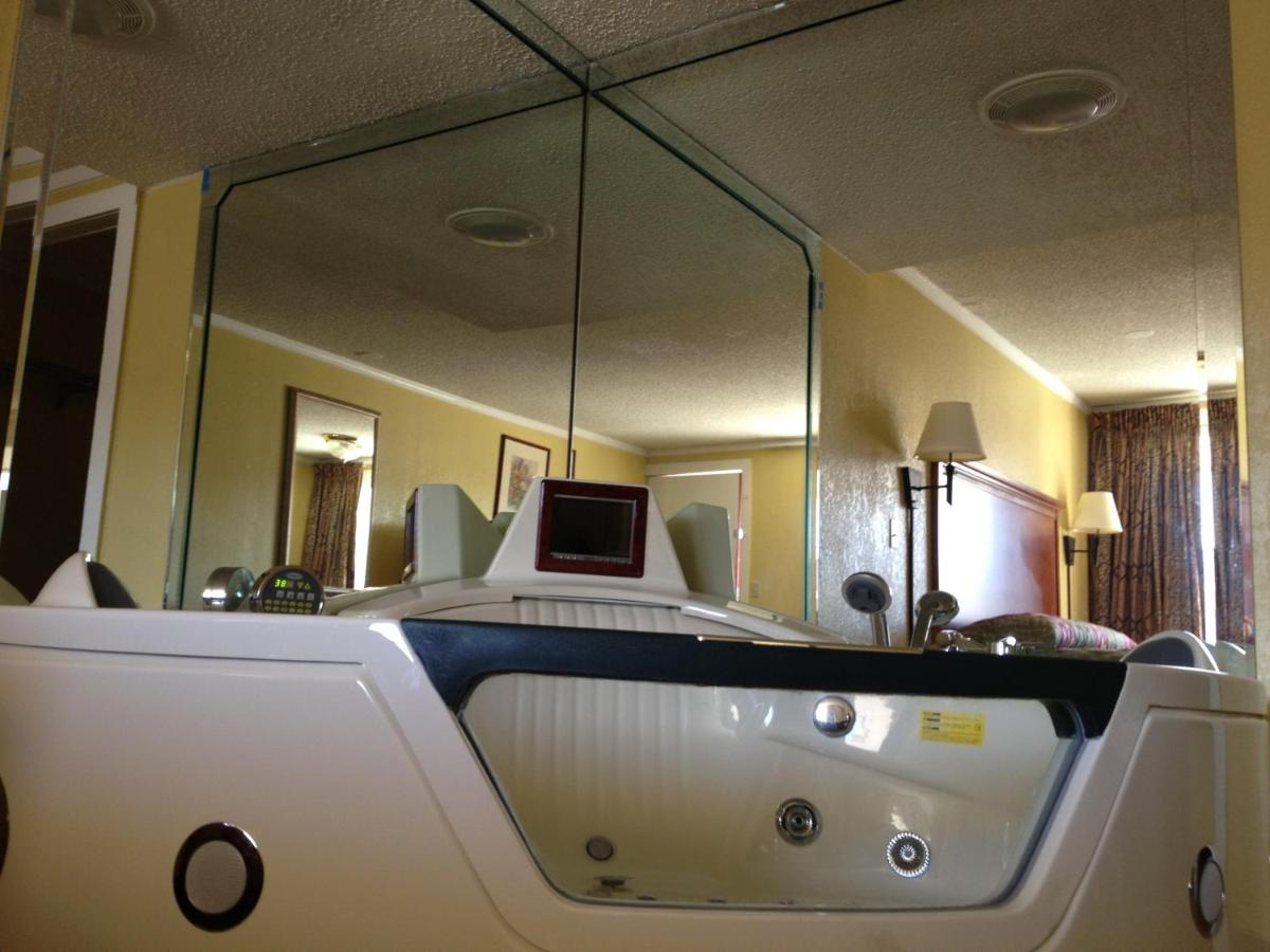 Suite with Spa Bath at Americas Best Value Inn Conyer